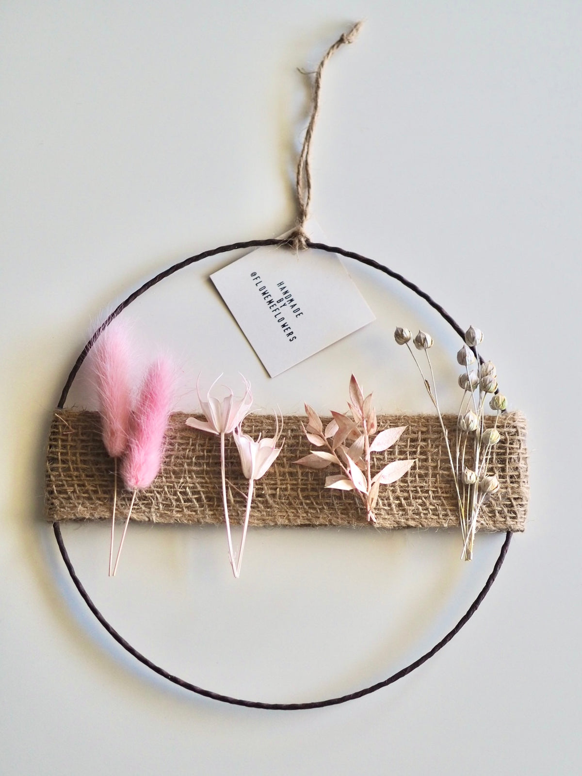 Couronne de fleurs séchées rose poudré et blanc – Ruban en jute (20 cm)