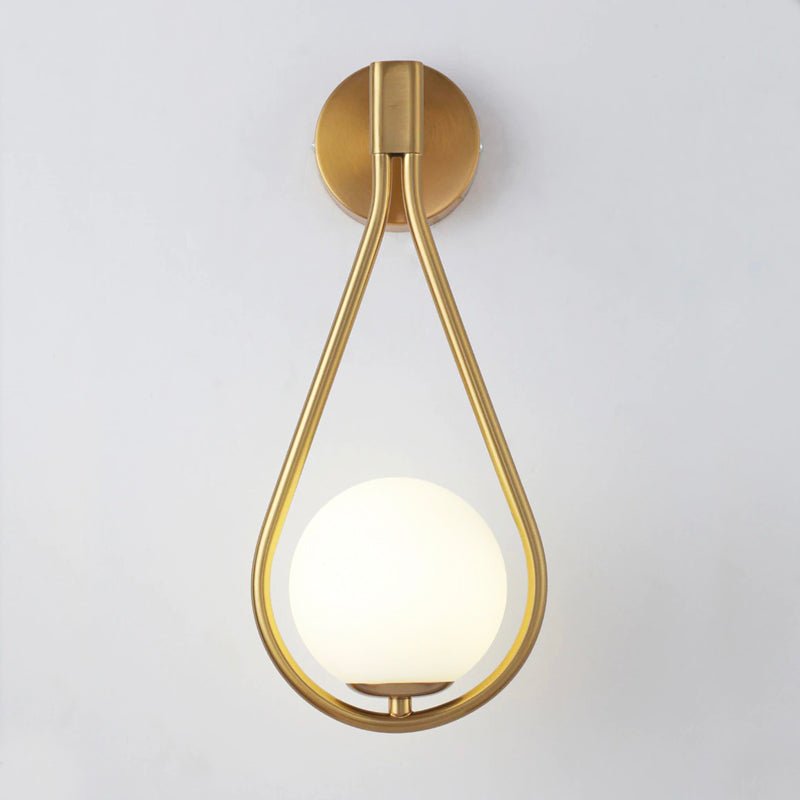 Lampe de chevet design en cône dorée et lampe en boule