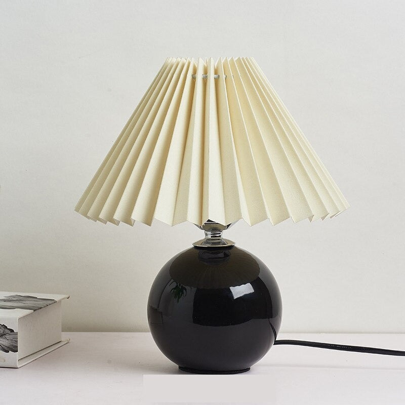 Lampe vintage en céramique noire avec abat-jour éventail blanc et ambiance cocooning chaleureuse