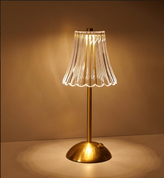 Lampe de chevet Art Déco en finition laiton avec abat-jour plissé en acrylique, lampe de table LED chaude 2700K sans fil rechargeable USB à intensité tactile réglable posée sur une table de nuit