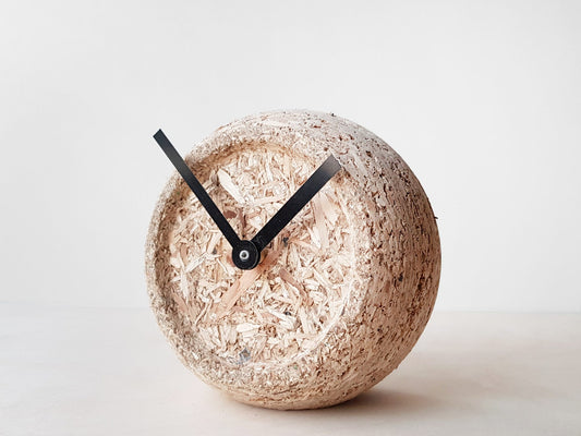 Horloge de table en bois recyclé – Esprit brut