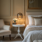 Lampe de chevet allumée ambiance tamisée chambre adulte moderne, éclairage LED doré design luxe LampesDeChevet