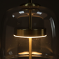 Détail ampoule LED lampe de chevet design dorée abat-jour verre, éclairage chaud et tamisé chambre luxe LampesDeChevet