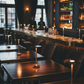 Lampe de table sans fil design italien argentée posée sur le comptoir d’un bar lounge haut de gamme, éclairage LED chaud pour ambiance cocktail et restauration