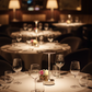 Lampe de table rechargeable design italien argentée sur table dressée dans un restaurant gastronomique, ambiance dîner romantique et élégante