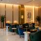 Lampes de chevet design italien dorées sans fil dans le lobby d’un hôtel luxueux, lampe de table rechargeable LED pour décoration prestige et hôtellerie haut de gamme