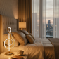 Lampe de chevet design en forme de note de musique dorée LED sur table d’appoint dans un intérieur moderne minimaliste avec lumière douce et ambiance élégante haut de gamme