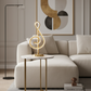 Lampe de chevet originale design musical doré utilisée comme objet déco dans un intérieur moderne épuré avec éclairage d’ambiance chaleureux et esthétique premium