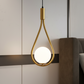 Lampe de chevet suspendue en laiton doré, style moderne goutte d'eau pour chambre à coucher. Design luxueux avec abat-jour en verre diffusant une lumière douce et apaisante, fixation plafond.
