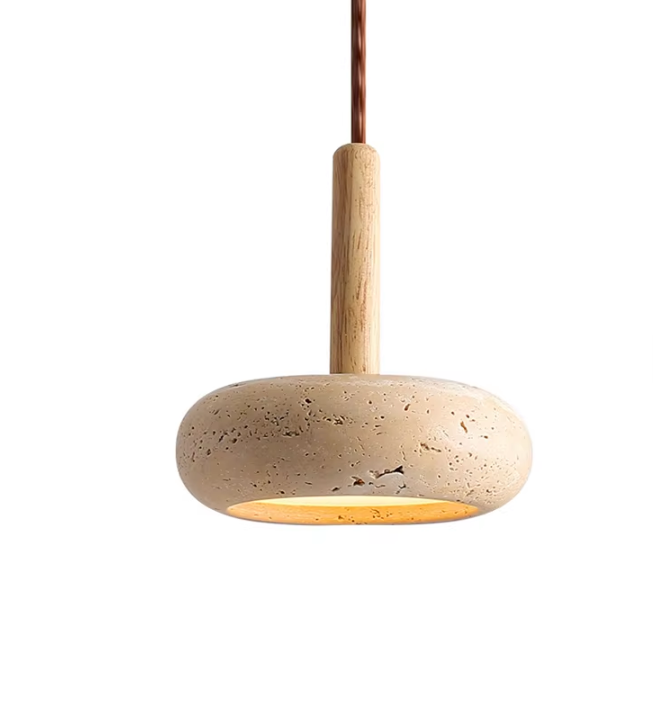 Gros plan sur la lampe de chevet suspendue en travertin, détail de la base minérale et du câble pour un style Wabi-Sabi premium