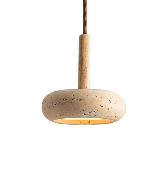 Gros plan sur la lampe de chevet suspendue en travertin, détail de la base minérale et du câble pour un style Wabi-Sabi premium