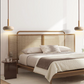 Duo de lampes de chevet suspendues en travertin de chaque côté du lit, éclairage blanc chaud créant une ambiance cosy et raffinée dans la chambre