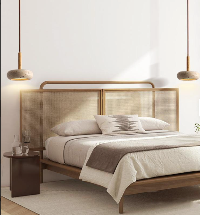 Duo de lampes de chevet suspendues en travertin de chaque côté du lit, éclairage blanc chaud créant une ambiance cosy et raffinée dans la chambre