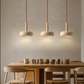 Lampe de chevet suspendue en travertin style Wabi-Sabi, suspension au‑dessus d’une table de nuit avec lumière blanc chaud pour chambre adulte moderne