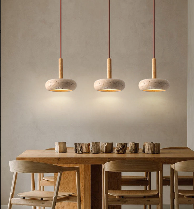 Lampe de chevet suspendue en travertin style Wabi-Sabi, suspension au‑dessus d’une table de nuit avec lumière blanc chaud pour chambre adulte moderne