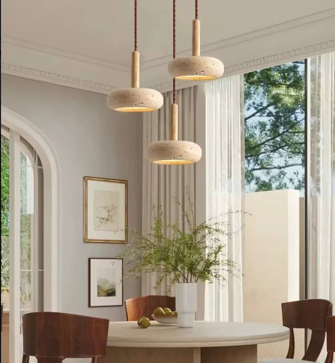 Lampe de chevet suspendue Wabi-Sabi en travertin vue de profil, design minimaliste inspiré du style japonais pour chambre moderne