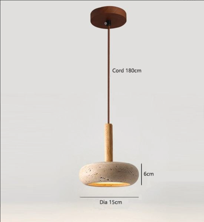 Détail de la lumière blanc chaud d’une lampe de chevet suspendue en travertin, éclairage doux idéal pour une ambiance cocon dans la chambre