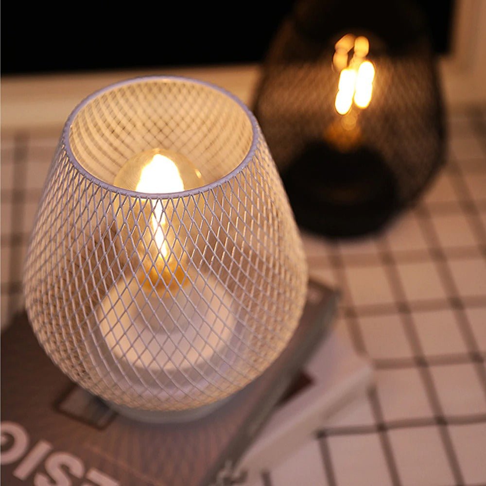 Yuragim Lampe de Chevet Industrielle Vintage Cage en forme Diamant en Métal  Lampe de Table Décorative Lampe de Bureau à piles, Nuit Décorer Lampe Chevet  pour Salon/Salle/Chambre/Maison, Cadeau Noël : : Luminaires